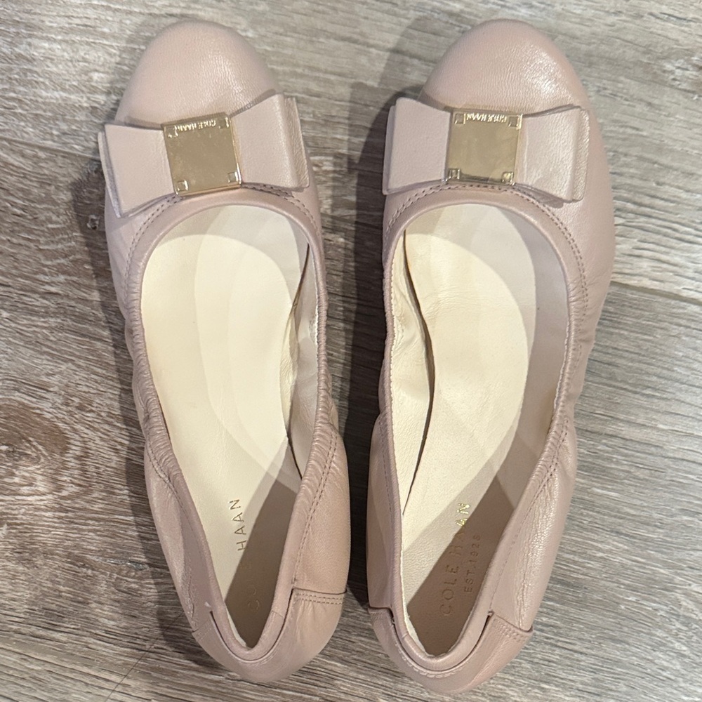Cole Haan Women's Blush Loafers with Bow Accent Size 5.5B!